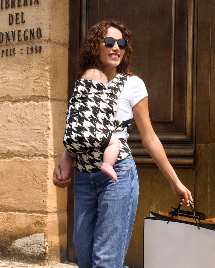 Portabebé Ergonómico PureHug Cotton Houndstooth Momcozy - Imagen 2