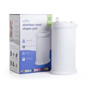 Basurero para pañales Ubbi Fluted White blanco mate acanalado de acero con tapa deslizante y control de olores.