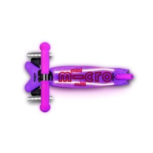 Scooter Mini Micro Deluxe Glow LED Frosty Pink rosado con tres ruedas luminosas, manubrio ajustable y detalles que brillan en la oscuridad.