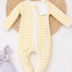 Pijama para bebé con zipper de cuadros amarillo 100% algodón Pima Pippa, suave y cómoda para el descanso.