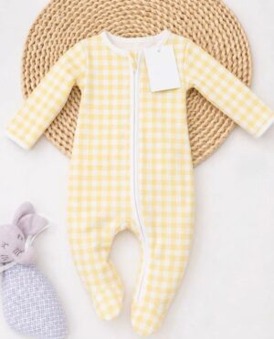 Pijama para bebé con zipper de cuadros amarillo 100% algodón Pima Pippa, suave y cómoda para el descanso.
