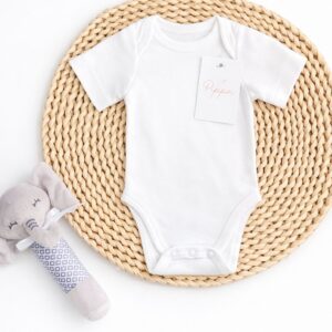 Body blanco de manga corta 100% algodón Pima Pippa para bebé, prenda suave y transpirable de uso diario.