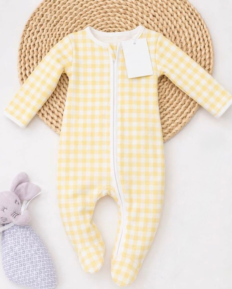 Pijama para bebé con zipper de cuadros amarillo 100% algodón Pima Pippa, suave y cómoda para el descanso.