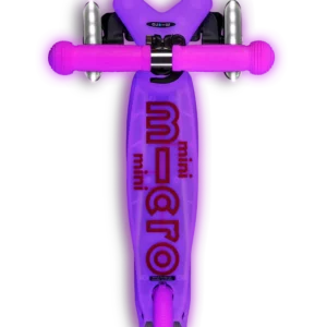 Scooter Mini Micro Deluxe Glow LED Frosty Pink rosado con tres ruedas luminosas, manubrio ajustable y detalles que brillan en la oscuridad.
