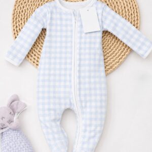 Pijama para bebé con zipper de cuadros celestes 100% algodón Pima Pippa, suave y cómoda para el descanso.
