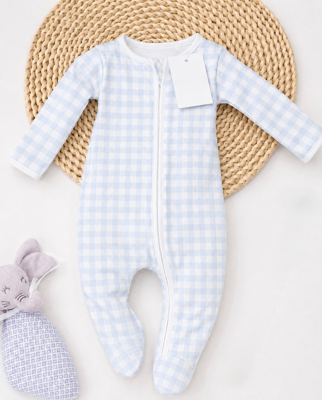 Pijama para bebé con zipper de cuadros celestes 100% algodón Pima Pippa, suave y cómoda para el descanso.